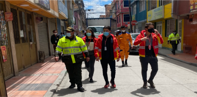 El Alcalde local y el comandante de la Policía recorren las calles de la localidad